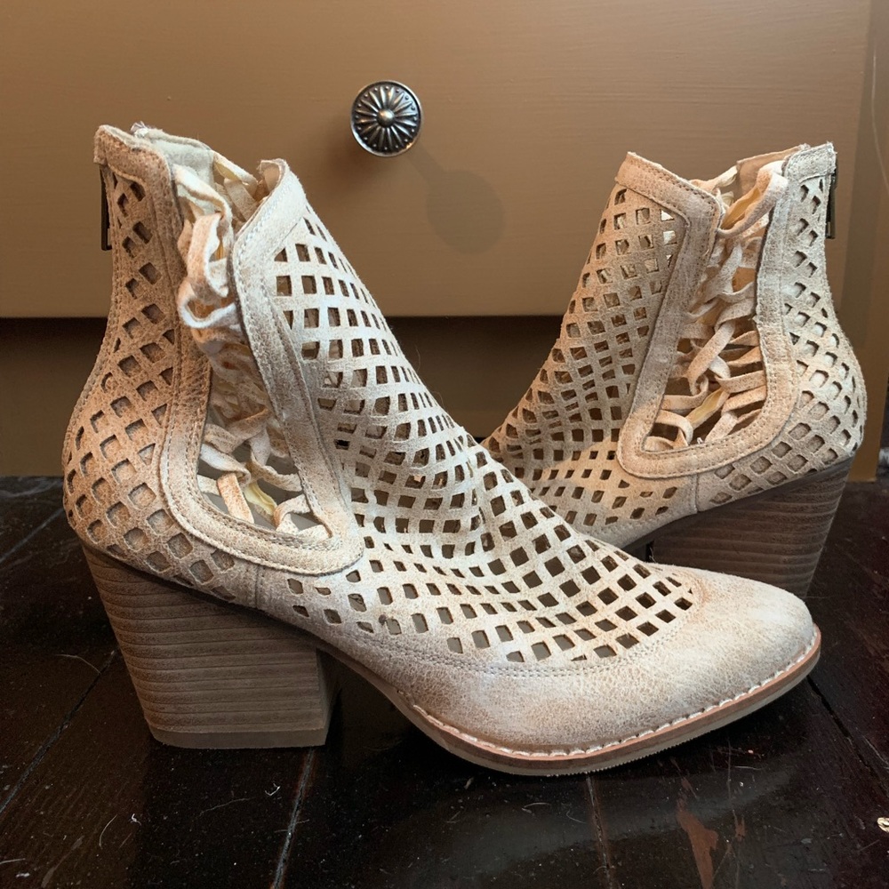 Coconuts by Matisse laser cut suede boots